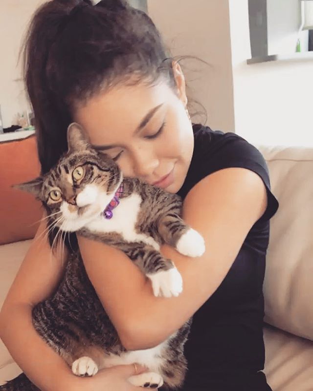 Auli'i Cravalho's cat Chin-Chin