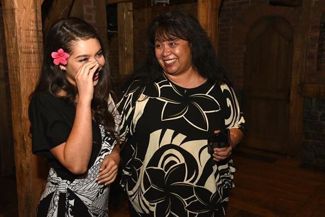 Auli'i Cravalho with her mother Cathleen Puanani Cravalho