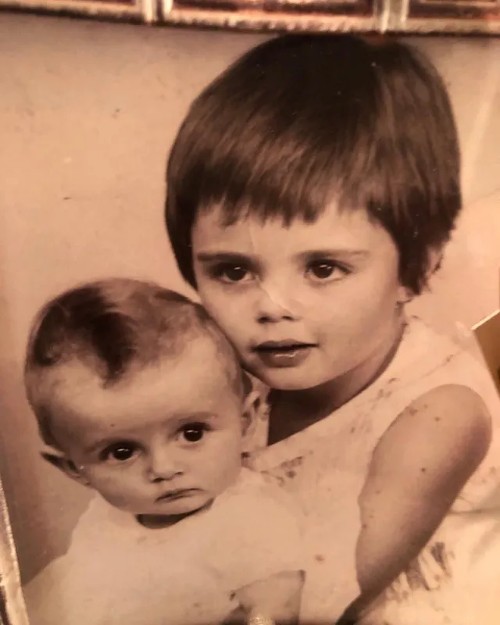 Ilana Kloss with her baby sister Yvette Kloss