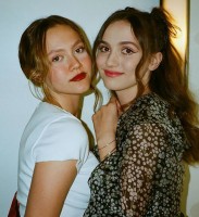 Iris Apatow with sister Maude Apatow