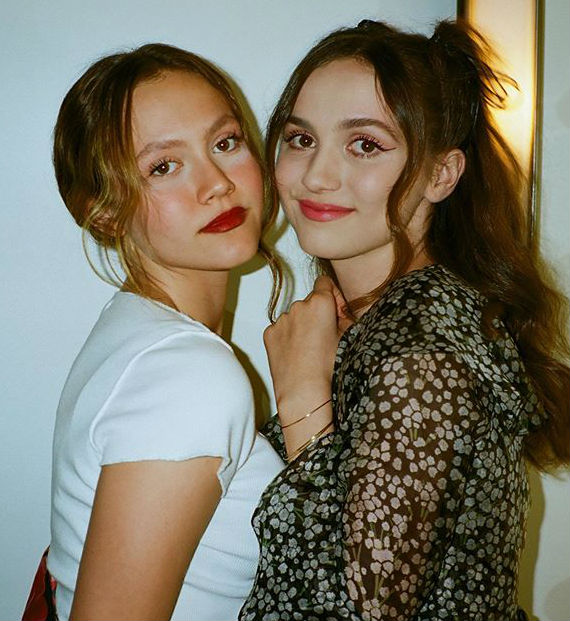 Iris Apatow with sister Maude Apatow
