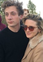 Jeremy Allen White with girlfriend