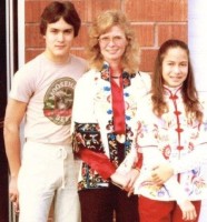 Shannon Lee with brother Brandon Lee and Mom Linda