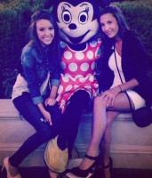 Taylor Alesia with sister Alli Compton
